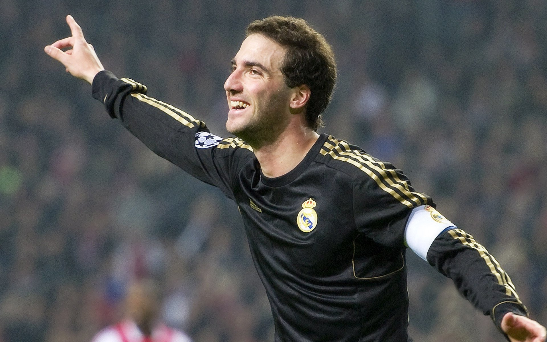 最精彩瞬间：张伟三分线外连续得分点燃现场！，张伟三集