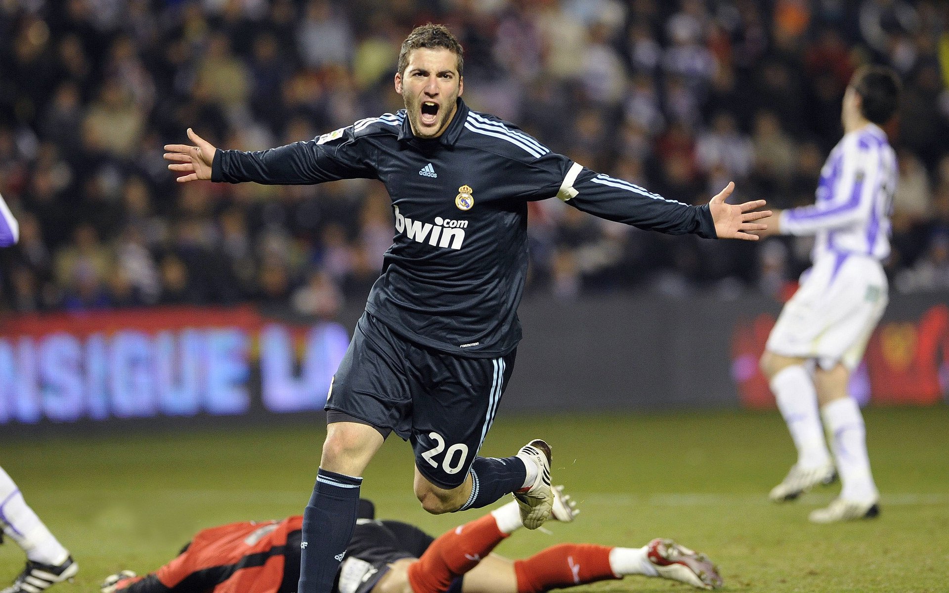 校园足球课外锻炼活动丰富多彩，促进青少年的健康成长，校园足球课余训练